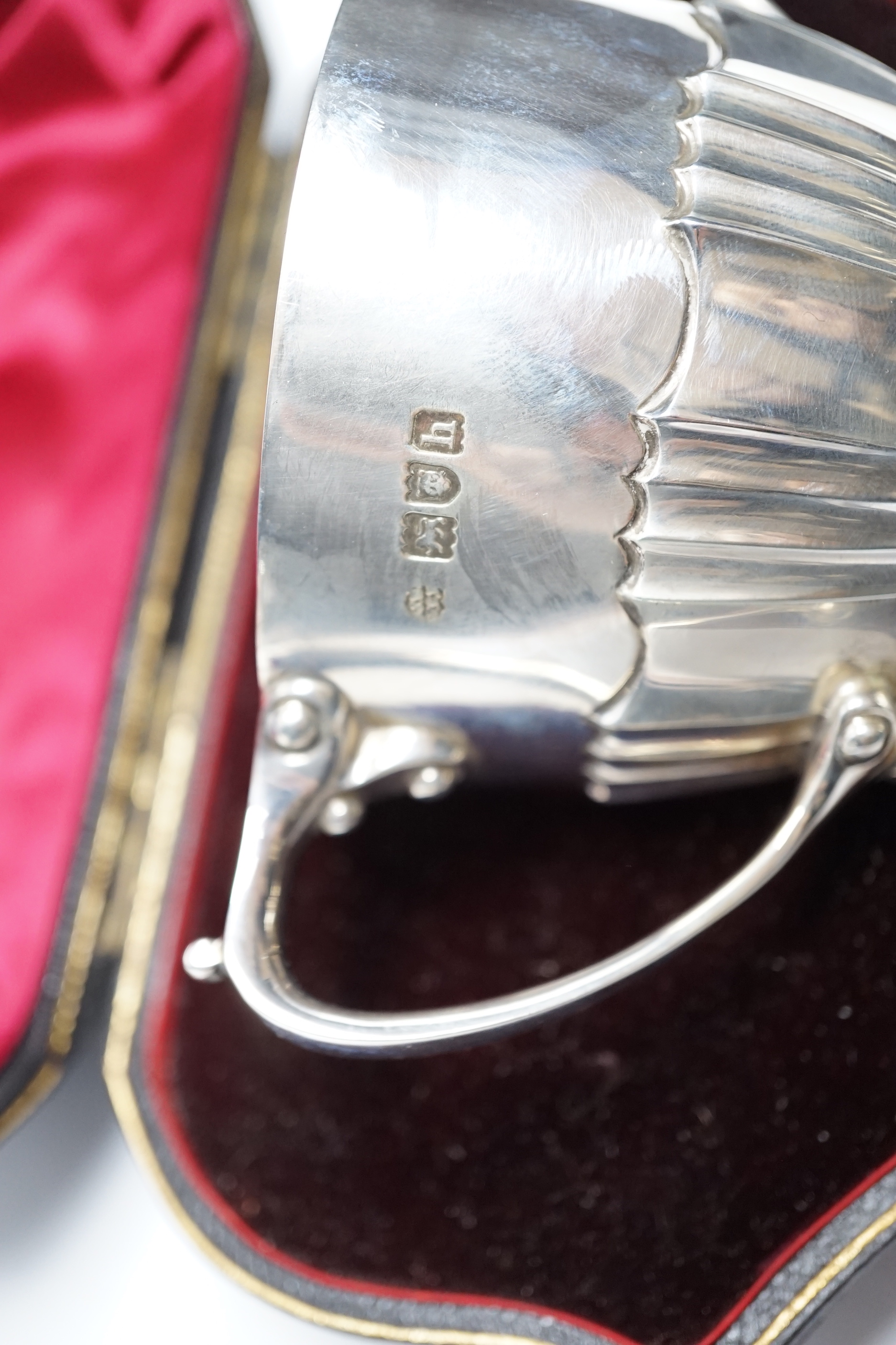 A cased Edwardian silver two handled christening cup, with engraved inscription, Wakely & Wheeler, London, 1903, height 88mm, 6.9oz.